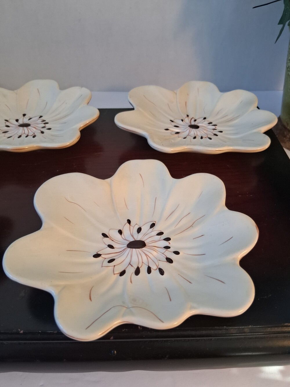 Laurie Gates Casual Blues Plates Set of 4 Cream Figural Flower Earthenware 6.15"